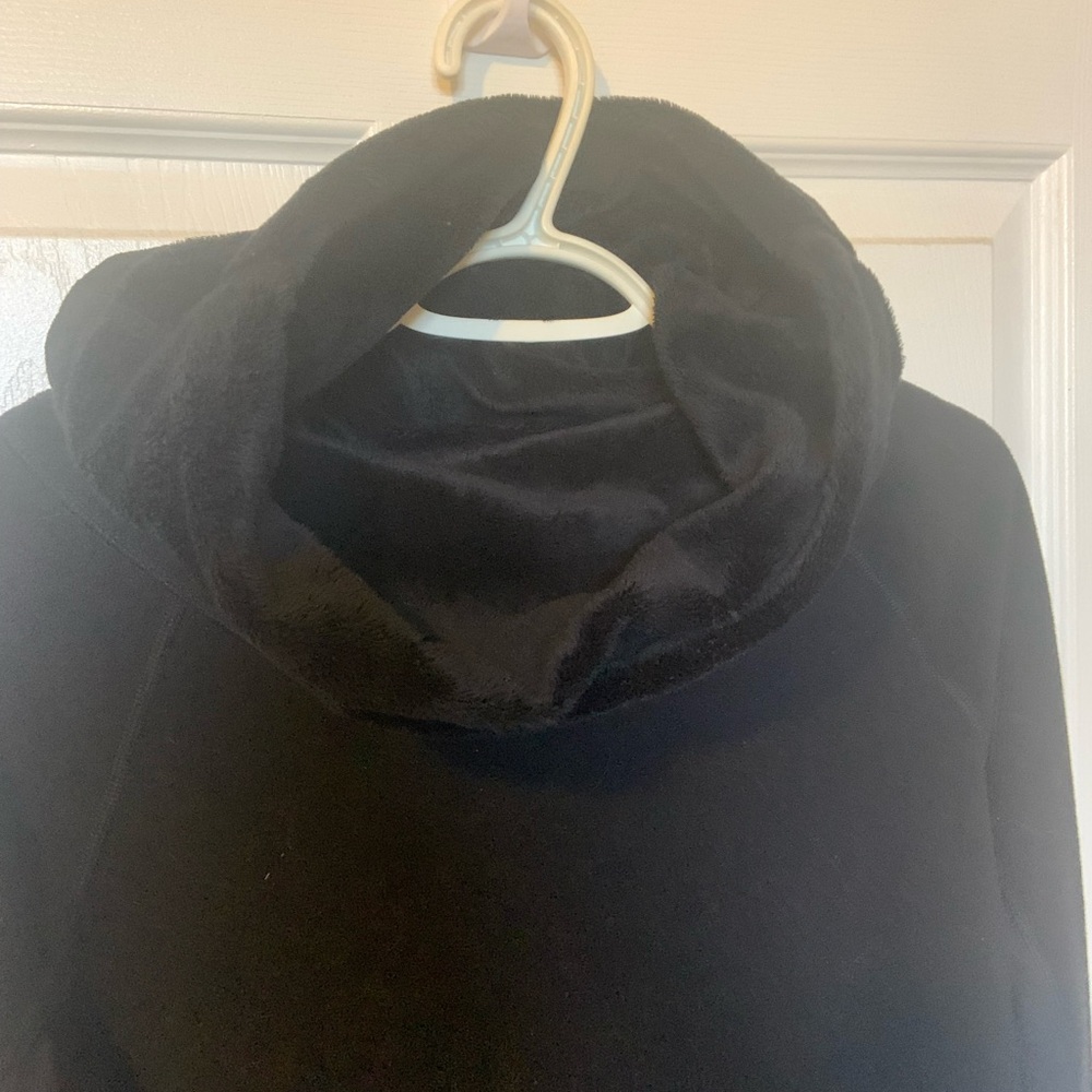 Lululemon Athletica Black Soft sweater